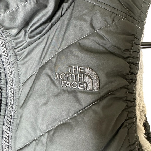 The North face Women’s Insulated Reversible Vest- Size Small - Picture 4 of 6